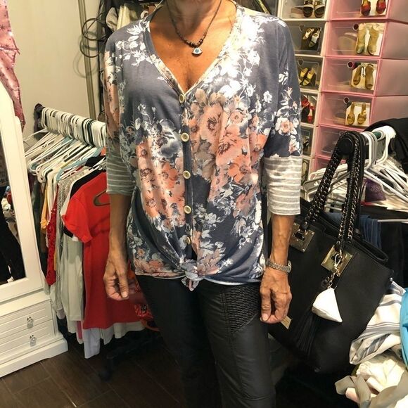 Button Down flower top - Picture 1 of 8